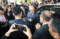 Thủ tướng Malaysia Mahathir Mohamad: “Xe VinFast rất khỏe, thiết kế đẹp, êm như xe điện”