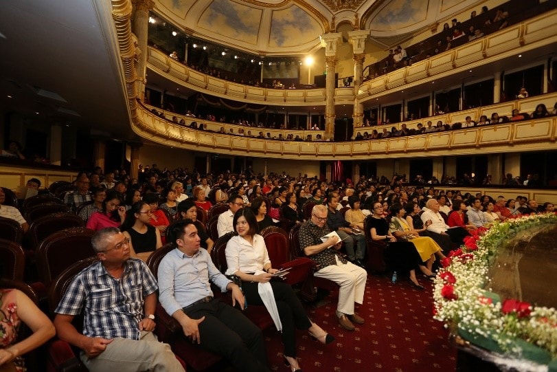 Khán phòng Nhà hát lớn Hà Nội chật kín khán giả trong Hoàng đế Concert