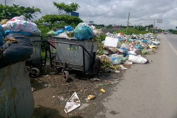 Việc thu gom rác kiểu “sớm nắng, chiều mưa”, khiến ga rác tạm cứ được thời gian lại ngập. 