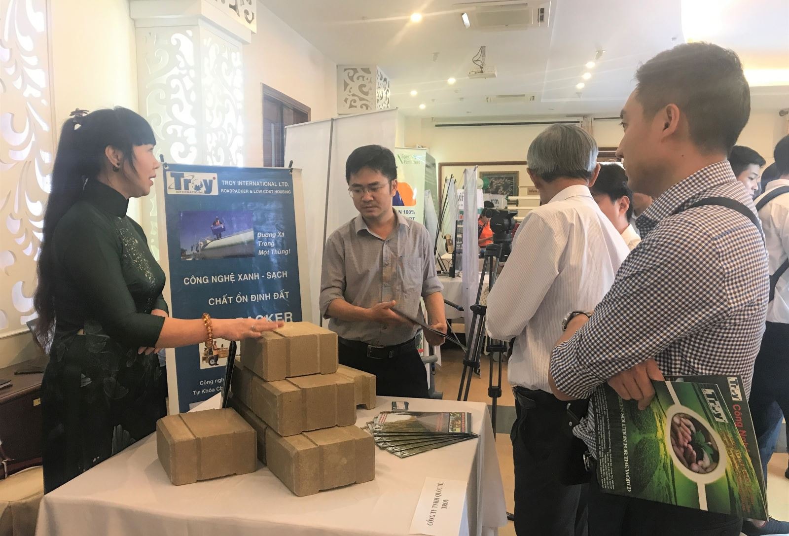 Khuôn viên trưng bày sản phẩm khởi nghiệp Vùng