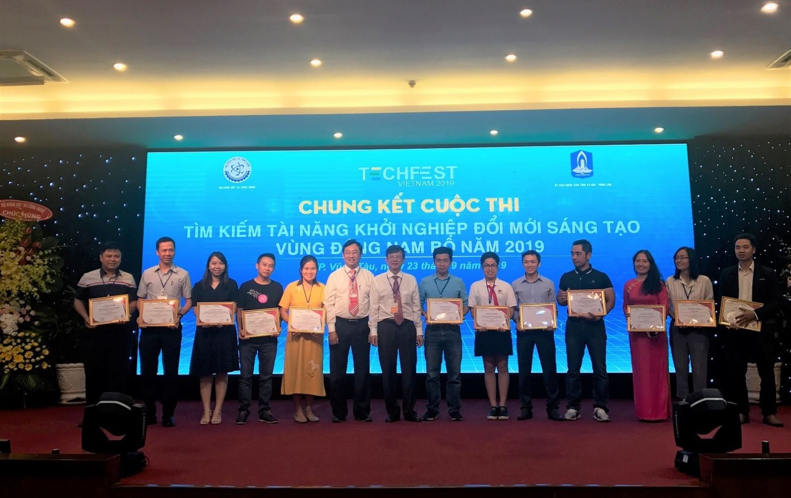 Các giám khảo và doanh nghiệp khởi nghiệp chiến thắng tại cuộc thi