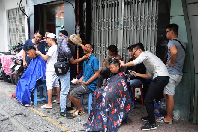 Người đến đây hầu hết có hoàn cảnh khó khăn, từ người lượm ve chai, bán vé số, đến người già neo đơn hay người khuyết tật.