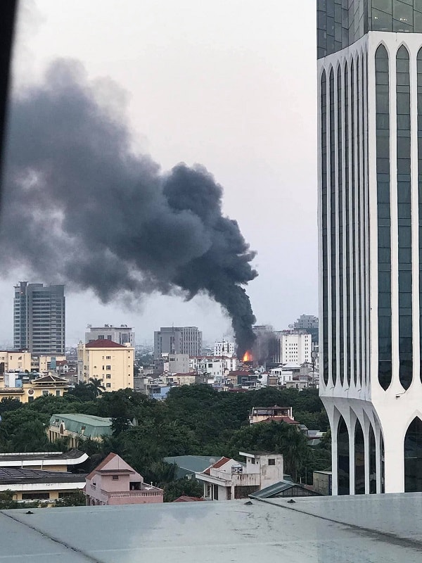 Đám cháy lớn đến mức từ xa hàng kilômet đã có thể quan sát rõ cột khói khổng lồ vươn cao hàng trăm mét lên không trung