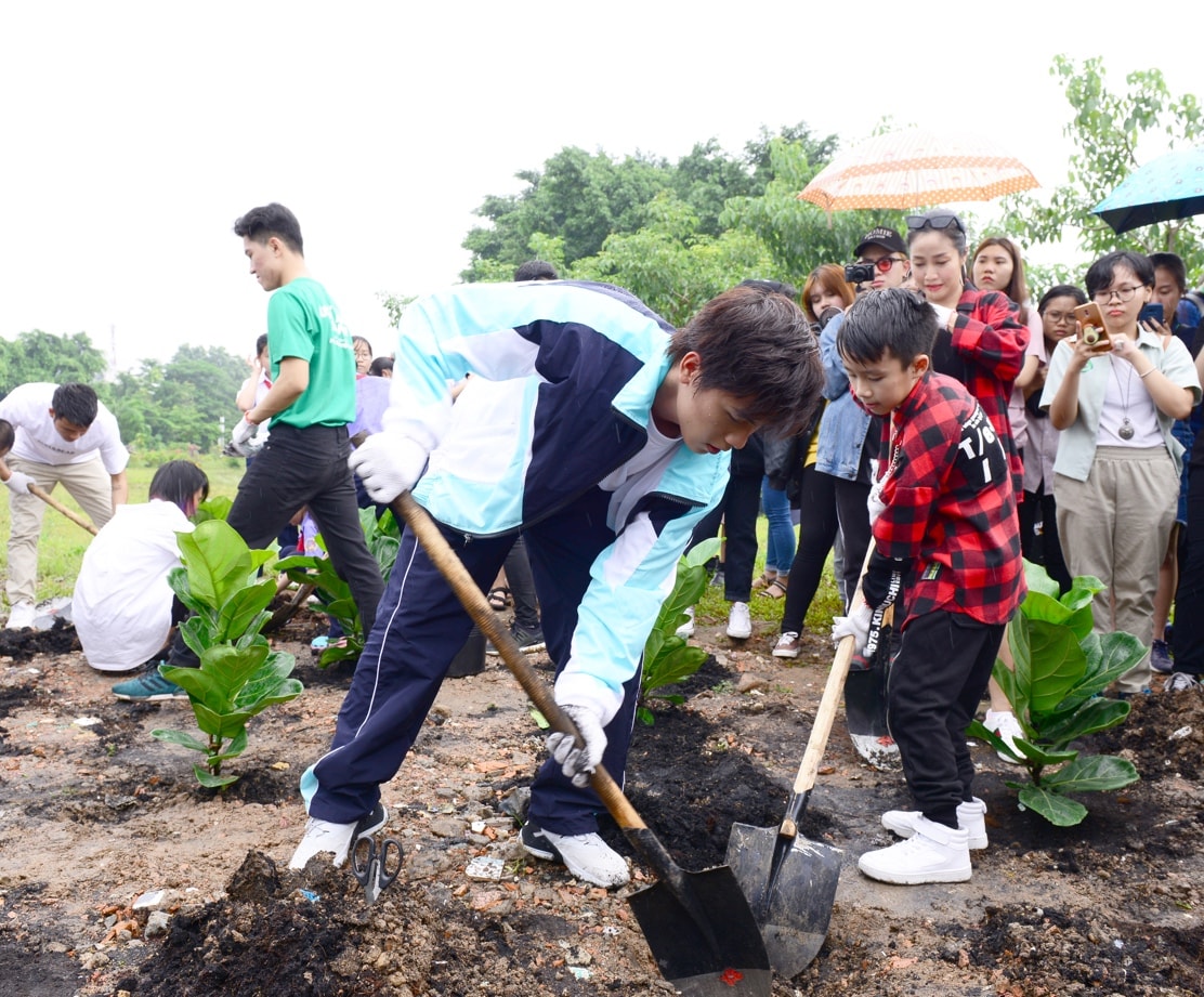 Diễn viên Võ Điền Gia Huy cùng gia đình Ốc Thanh Vân đang vun trồng những cây xanh đầu tiên