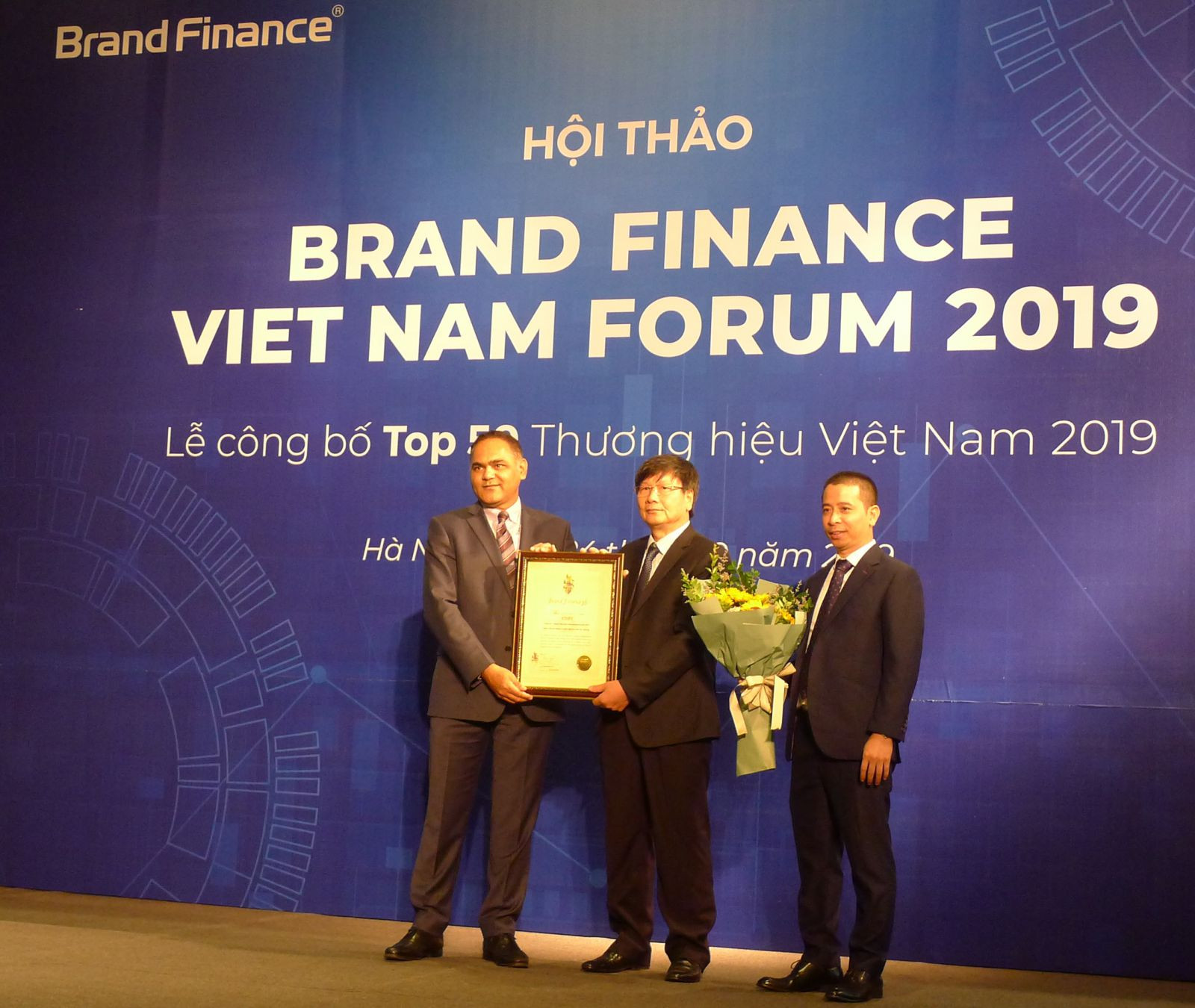 Ông Đinh Minh Sơn - Phó Ban Phát triển thị trường thay mặt Tập đoàn VNPT lên nhận chứng nhận Top 2 thương hiệu giá trị nhất Việt Nam năm 2019 của Tập đoàn VNPT.