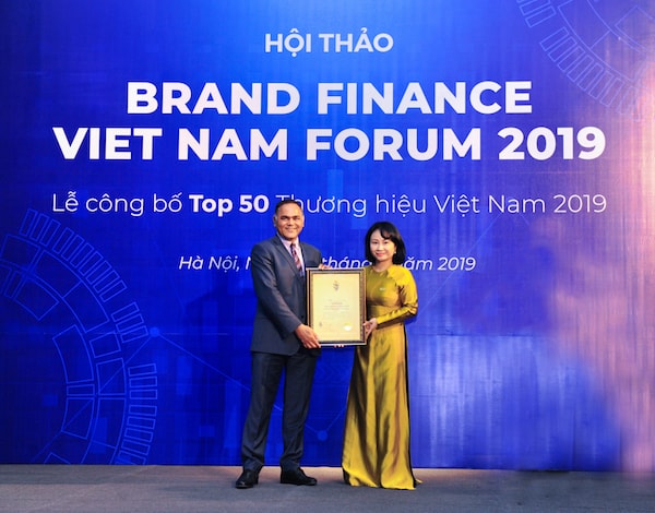 Bà Trần Thu Huyền - Thành viên HĐQT kiêm Giám đốc Khối Nhân sự VietinBank nhận chứng nhận Top 50 Thương hiệu giá trị nhất Việt Nam 2019 