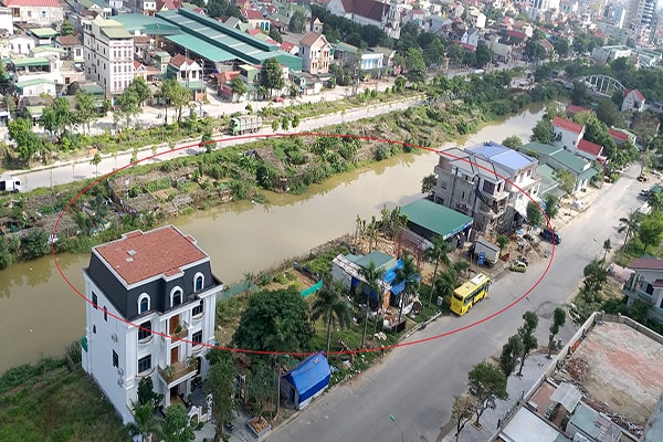  Gần 10 năm nay, người dân sinh sống dọc bờ sông Vinh thuộc khối Vinh Mỹ, Yên Giang, phường Vinh Tân không được tách thửa, xây dựng nhà cửa nhưng chủ đầu tư DA KĐT mới Cửa Tiền – Vinh Tân vẫn được vô tư phân lô, bán nền.