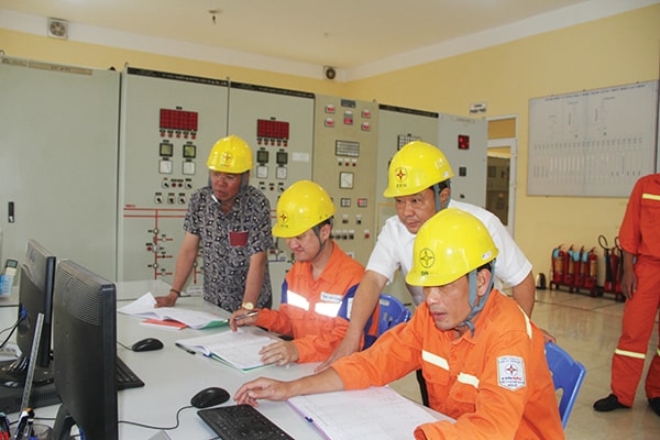 p/Ông Cao Ngọc Lạc - Giám đốc Công ty làm việc với TBA 110kV Nậm Nhùn.