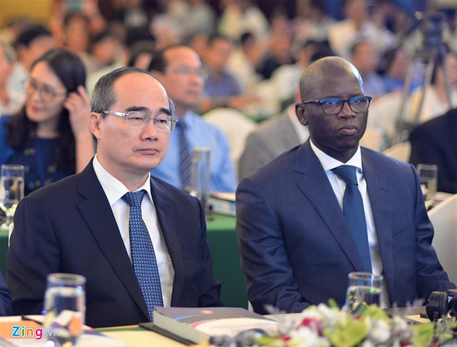 Bí thư Thành ủy Nguyễn Thiện Nhân cùng ông Ousmane Dione, Giám đốc Quốc gia Ngân hàng Thế giới (World Bank) tại buổi hội thảo. Ảnh: Quang Huy.