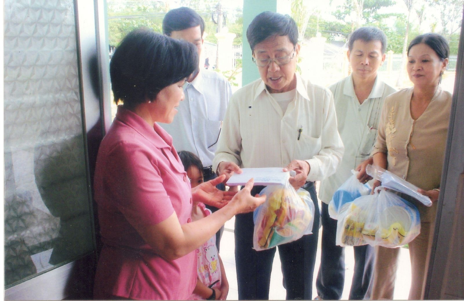 Thầy Mốt trao quà cho những hoàn cảnh khó khăn