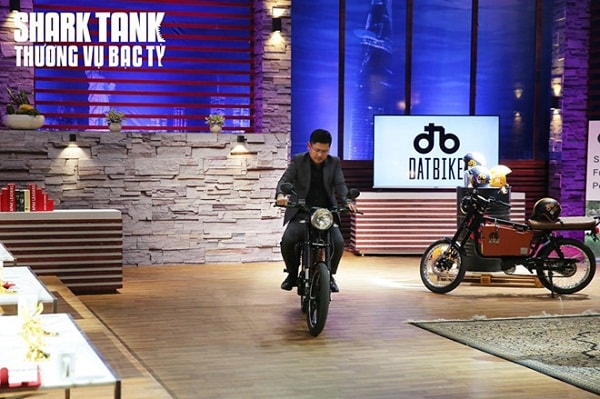 Shark Dũng leo lên chiếc xe máy điện và đi thử. Ảnh: Shark Tank Việt Nam.