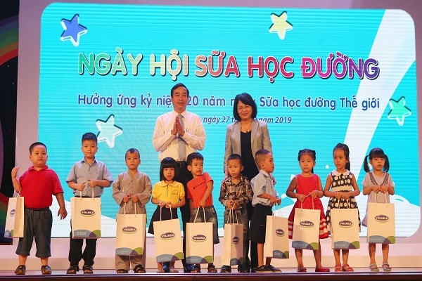 Bà Đặng Thị Ngọc Thịnhp/– Phó Chủ tịch nước CHXHCN Việt Nam cùng đại diện lãnh đạo TP. Đà Nẵng trao tặng học bổng của Ban Tổ chức cho các em mầm non có hoàn cảnh đặc biệt khó khăn.