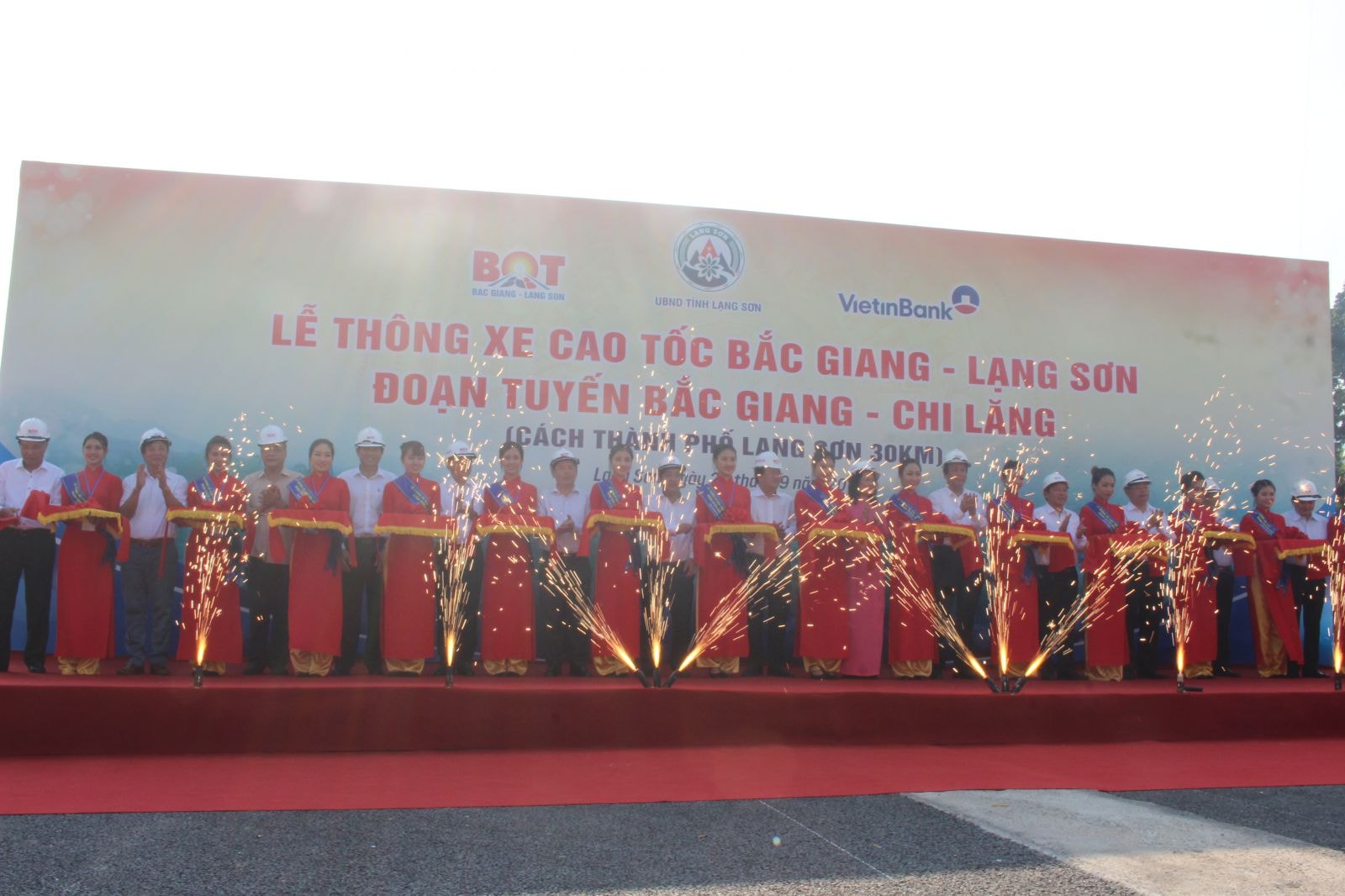 Phó Thủ tướng Trịnh Đình Dũng tham dự và cắt băng tại Lễ thông xe cao tốc Bắc Giang - Lạng Sơn đoạn tuyến Bắc Giang - Chi Lăng