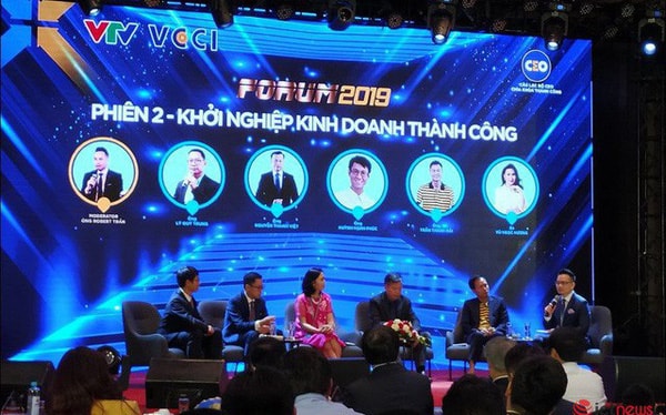 Ông Robert Trần (ngoài cùng bên phải), đang đặt câu hỏi cho các CEO tham gia chương trình Chìa khóa thành công.