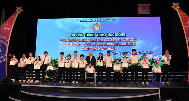 Ông Hsieh Jau Hwang, Trưởng sách lược Vedan Việt Nam (đứng giữa áo đen) trao học bổng cho các em học sinh, sinh viên