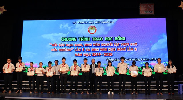 Ông Hsieh Jau Hwang, Trưởng sách lược Vedan Việt Nam (đứng giữa áo đen) trao học bổng cho các em học sinh và sinh viên