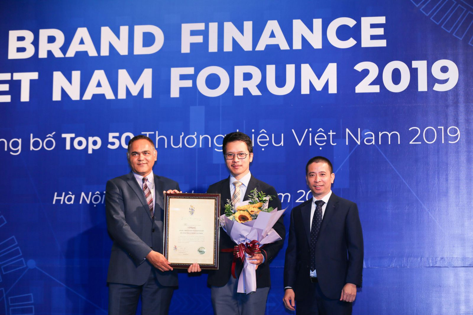 Ông Trần Tuấn Việt-Giám đốc Trung Tâm Truyền thông & Tiếp thị VPBank nhận giải