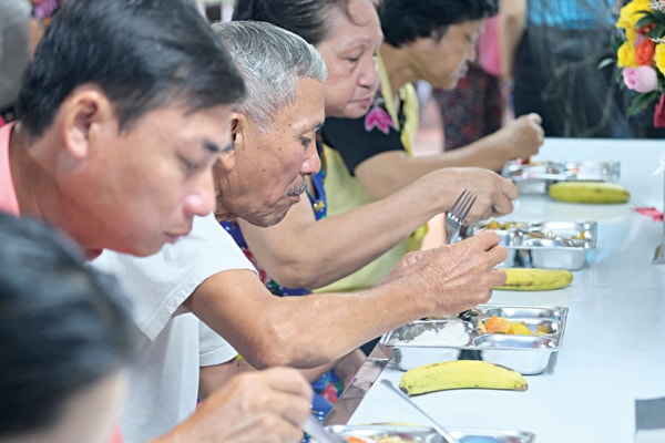 Tạm gác nỗi lo bệnh tật, lo cơm từng bữa, tình người bao dung, gần gũi, đùm bọc sẻ chia khiến bệnh nhân xa nhà cũng cảm thấy ấm cúng với những suất ăn miễn phí