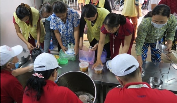 Những suất cơm không chỉ có phát vào buổi sáng mà còn diễn ra quanh năm, suốt tháng trong 5 khung giờ cố định: 5 giờ, 6 giờ, 8 giờ, 14 giờ, 16 giờ hằng ngày