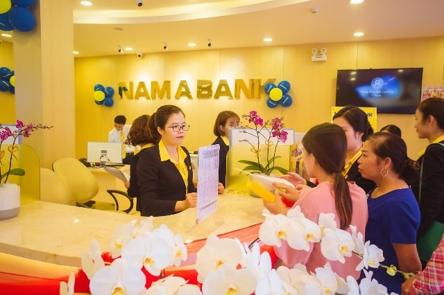 Khách hàng giao dịch tại Nam A Bank Cẩm Khê.
