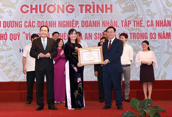 Phó Thủ tướng Chính phủ Vương Đình Huệ và ôngTrần Thanh Mẫnp/Chủ tịch Uỷ ban Trung ương Mặt trận Tổ quốc Việt Nam trao bằng khen cho nhà tài trợ. Ảnh:Thành Chung