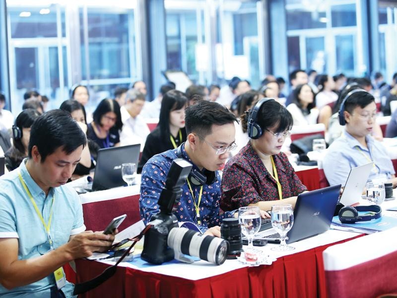 Báo Đầu tư luôn có mặt trong các sự kiện thời sự. Trong ảnh: Nhóm phóng viên Báo Đầu tư tại Diễn đàn Cải cách và Phát triển năm 2019. Ảnh: Hồng Hạnh