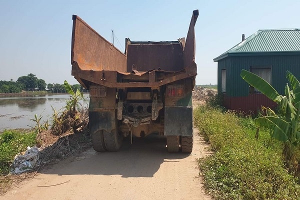 đuôi xe không có biển số, phần kính phía trước không có tem đăng kiểm kiểm định. 
