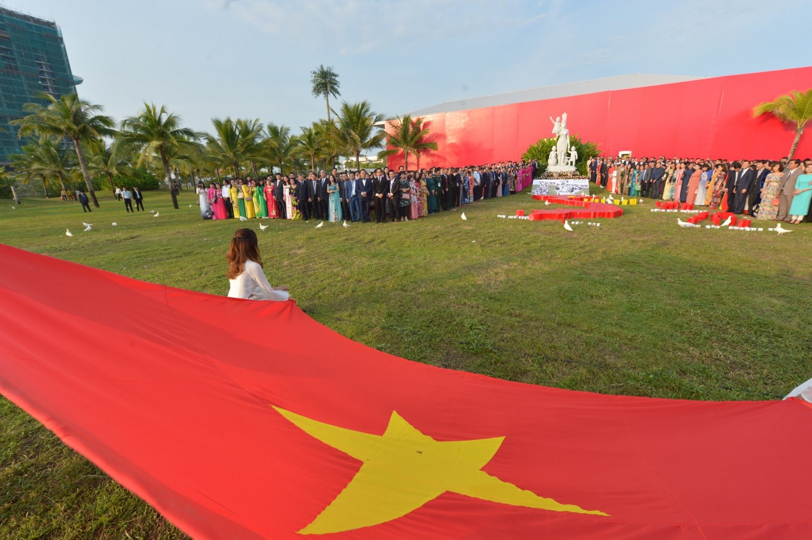 Tại lễ chào cờ, hơn 1000 doanh nhân sum vầy quanh tượng đài Mẹ Việt Nam hướng về biển đảo quê hương, hát quốc ca và chụp hình lưu niệm.p/Ông Vũ Tiến Lộc, Chủ tịch VCCI thay mặt doanh nhân cả nước, xin hứa lực lượng doanh nhân Việt Nam sẽ cùng đoàn kết, chung tay nhằm xây dựng đất nước giàu mạnh, hùng cường.