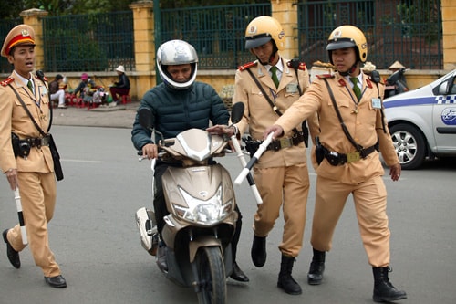 CSGT cũng có các công cụ hỗ trợ đảm bảo để làm nhiệm vụ như súng cao su, roi điện, súng phóng điện, dùi cui nhựa