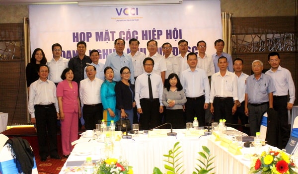 Chủ tịch VCCI chụp ảnh lưu niệm với đại diện các Hiệp hội doanh nghiệp khu vực ĐBSCL.