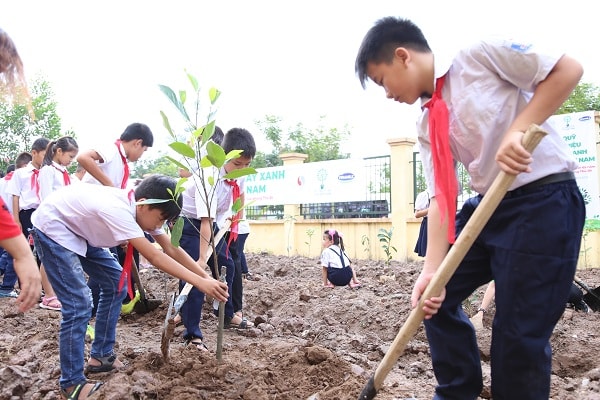 Các em học sinh tham gia trồng cây tại chương trình. 