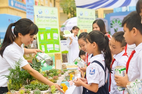 Tham gia đổi vỏ hộp sữa sau sử dụng lấy cây xanh góp phần chung tay bảo vệ môi trường là hoạt động đầy ý nghĩa thu hút sự tham gia đông đảo từ các em học sinh Hà Nội tại chương trình.