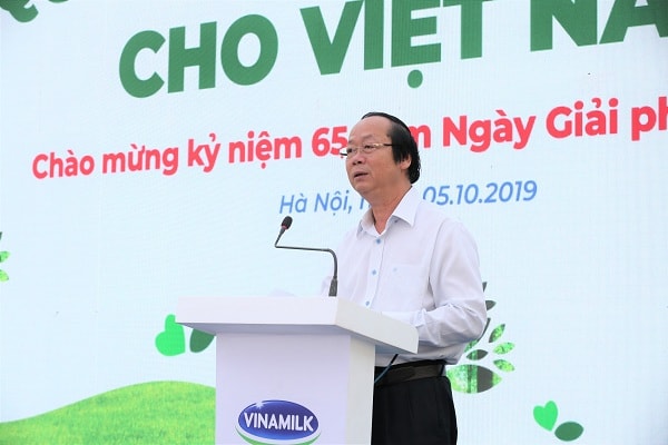 Ông Võ Tuấn Nhân – Thứ trưởng Bộ Tài nguyên và Môi trường chia sẻ hành trình 8 năm đồng hành cùng Vinamilk thực hiện chương trình Quỹ 1 triệu cây xanh cho Việt Nam.