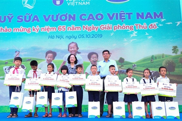 Bà Trương Thị Mai - Ủy viên Bộ Chính trị, Bí thư Trung ương Đảng, Trưởng ban Dân vận Trung ương cùng đại biểu khách mời trao học bổng và sữa của Quỹ Sữa Vươn Cao Việt Nam cho các em học sinh khó khăn có thành tích học tập tốt của trường Tiểu học Tiên Dược B, Hà Nội. 