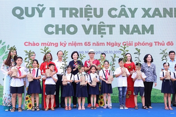 Bà Trương Thị Mai - Ủy viên Bộ Chính trị, Bí thư Trung ương Đảng, Trưởng ban Dân vận Trung ương cùng các đại biểu trao gửi thông điệp từ Quỹ 1 triệu cây xanh cho Việt Nam đến các em học sinh, mong các em biết yêu thiên nhiên và bảo vệ môi trường.