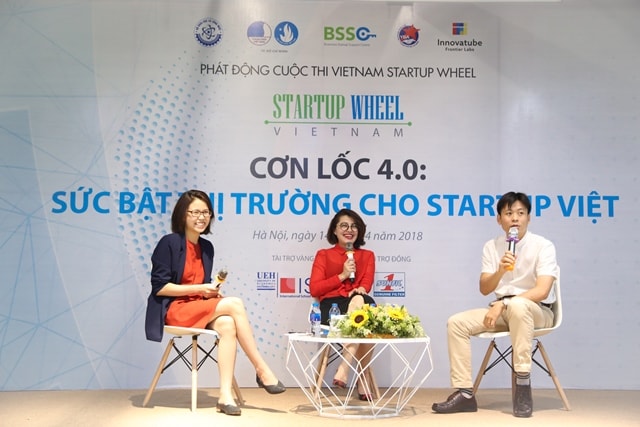 CEO Trương Lý Hoàng Phi (ngồi giữa) tại cuộc thi Vietnam Startup Wheel 2018.