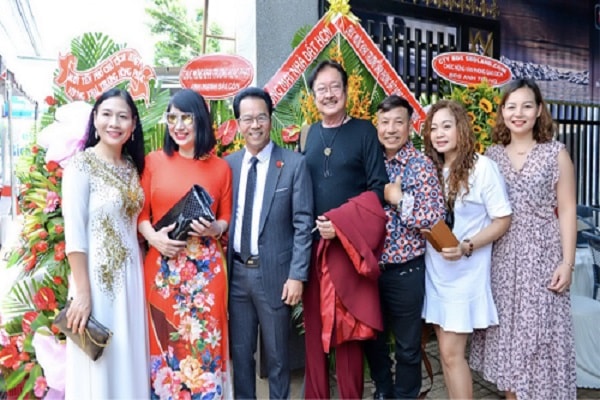 Đông đảo khách mời là các nghệ sĩ, các doanh nhân đến tham dự khai trương