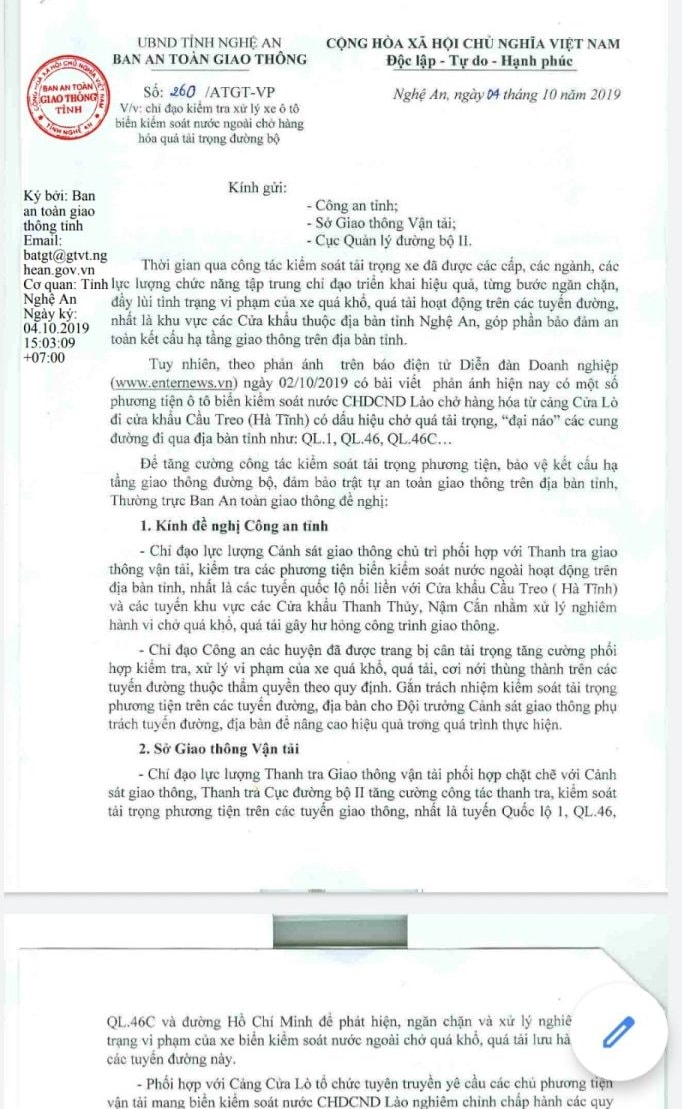 Ông Hoàng Phú Hiền - Giám đốc Sở GTVT kiêm phó Chủ tịch Ban ATGT tỉnh Nghệ An ký văn bản đề nghị các cơ quan chức năng vào cuộc kiểm tra, xử lý xe tải trọng lớn (trong đó có xe BKS Lào) đang lưu thông trên địa bàn