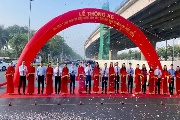 Phó Thủ tướng Chính Phủ Trịnh Đình Dũng và lãnh đạo thành phố Hà Nội, các sở ngành cắt băng thông xe đường Mai Dịch - cầu Thăng Long