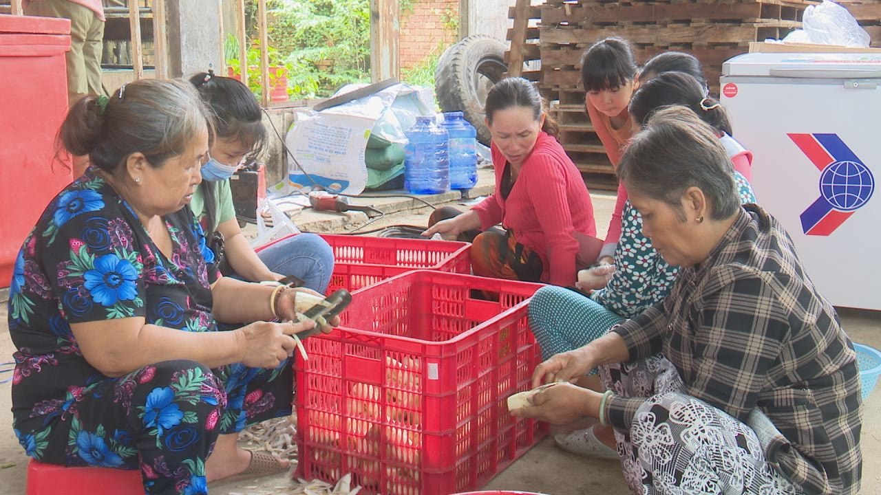 Nhiều người đến làm việc không công tại bếp ăn