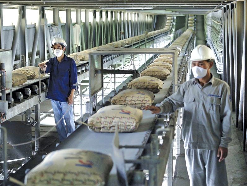 Với thực tế cung vượt cầu, kinh doanh khó khăn, việc cổ phần hóa đang là nhiệm vụ khá nặng nề với Vicem.