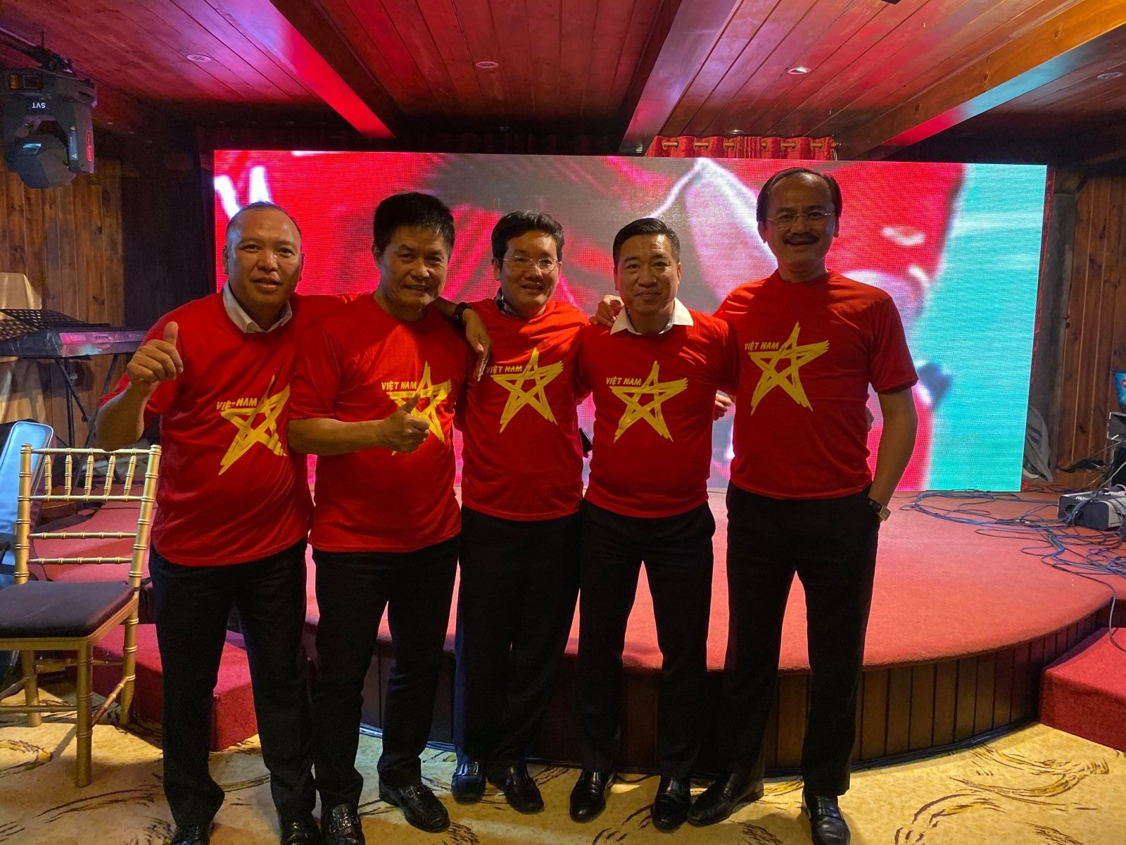 Ông Nguyễn Đình Trung - Chủ tịch Tập đoàn Hưng Thịnh (thứ 2 từ phải sang)