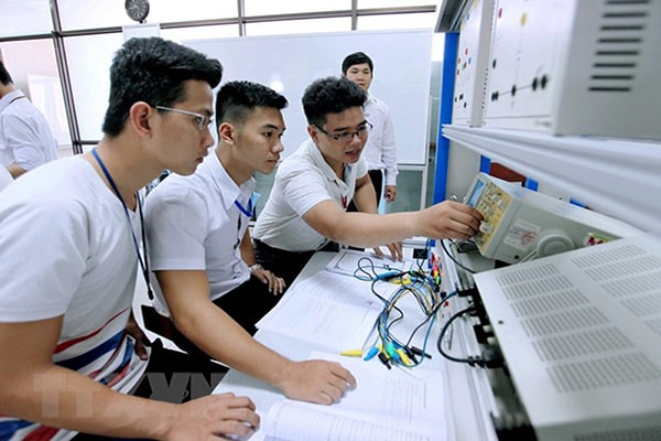 p/Cơ chế tự chủ đại học đóng vai trò quan trọng để các trường phát huy nội lực và khả năng sáng tạo, đẩy mạnh chất lượng giáo dục đào tạo. (Sinh viên Khoa Điện tử viễn thông, trường Đại học Tôn Đức Thắng. Ảnh: Phương Vy)