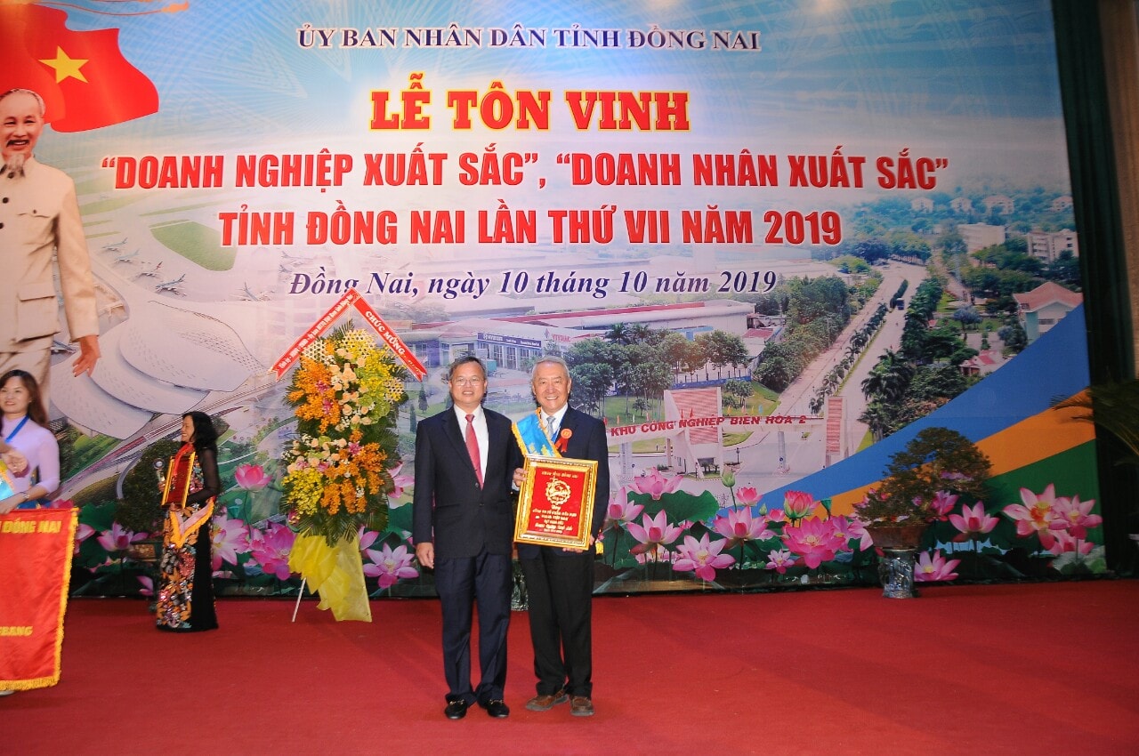 Ông Hsieh Jau Hwang, Trưởng sách lược Vedan Việt Nam (bên phải) nhận bằng khen Doanh nghiệp xuất sắc.