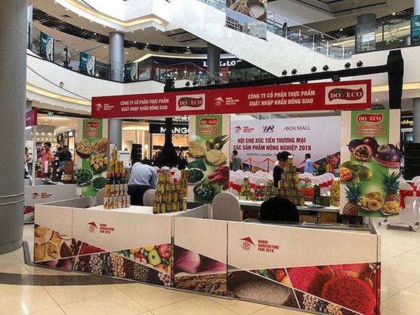 80 gian hàng giới thiệu sản phẩm của các doanh nghiệp Việt bày bán dọc trong AEON Mall Long Biên.