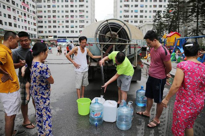 Lo lắng nước đầu nguồn sông Đà nhiễm dầu thải, nhiều người dân KĐT Linh Đàm phải chủ động mua nước sạch sinh hoạt.