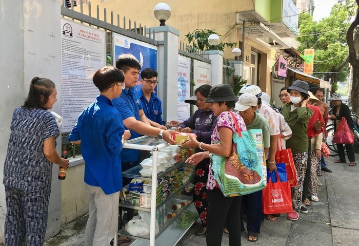 Người nghèo xếp hàng chờ nhận hàng hóa miễn phí tại tủ bách hóa từ thiện