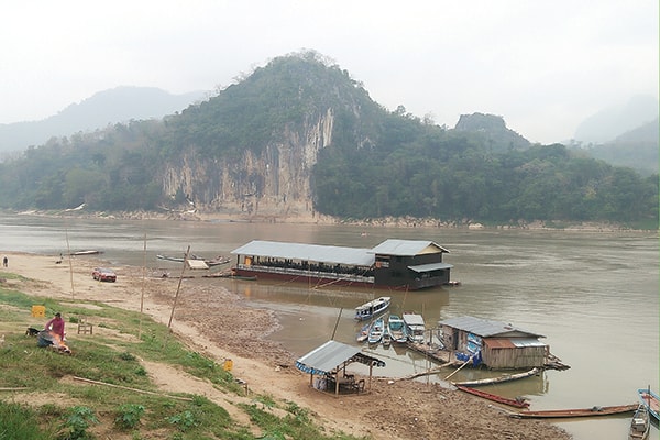 p/Liên minh Cứu sông Mê Công đã phát đi thông điệp kêu gọi: “Hãy hủy bỏ đập Luang Prabang và các đập dòng chính được lên kế hoạch khác. (Ảnh: Sông Luang Prabang, Lào)