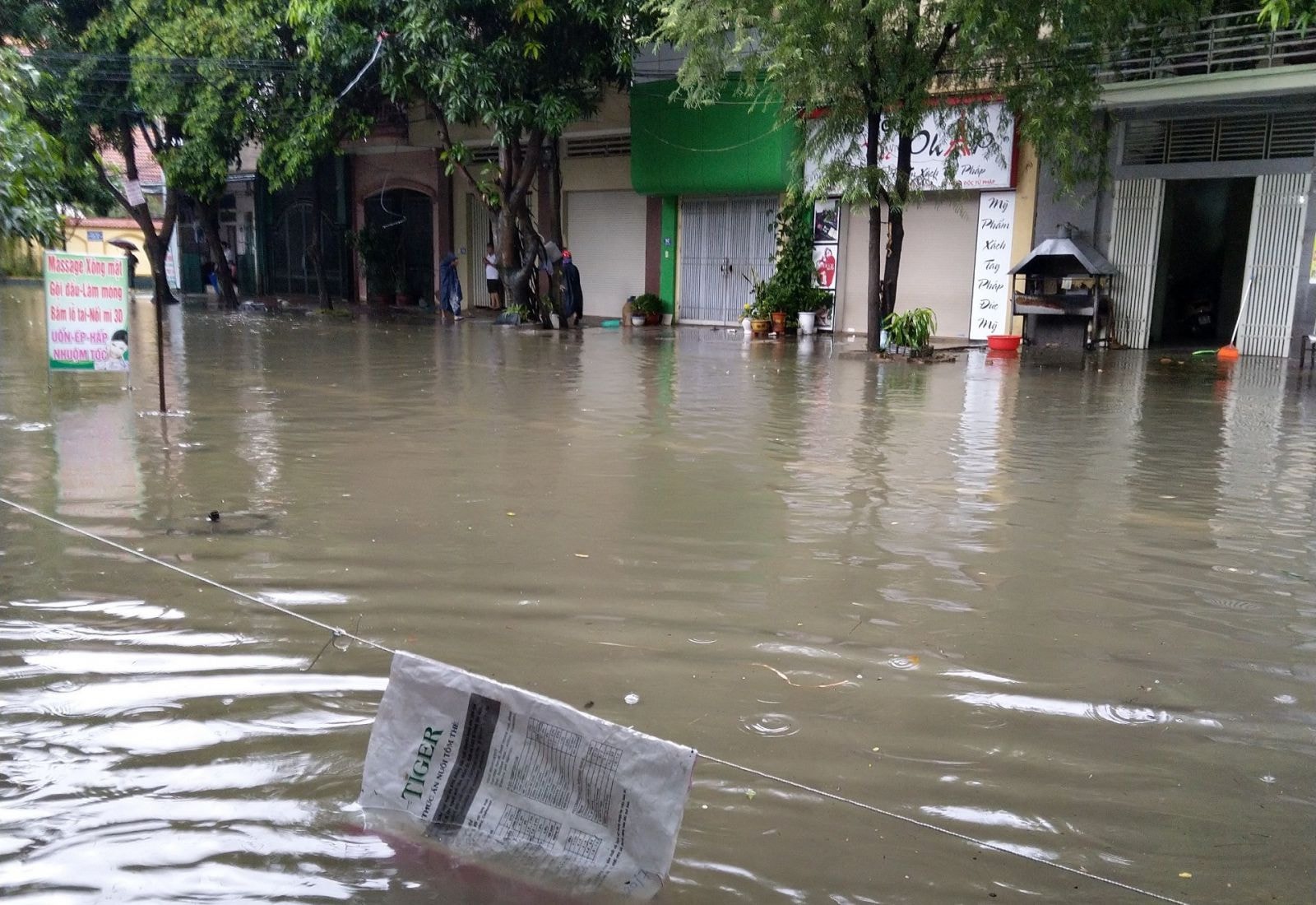 Mưa lớn kéo dài khiến cuộc sống sinh hoạt của người dân bị đảo lộn hoàn toàn