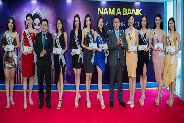 Nam A Bank tặng quà cho các thí sinh tại buổi tham quan